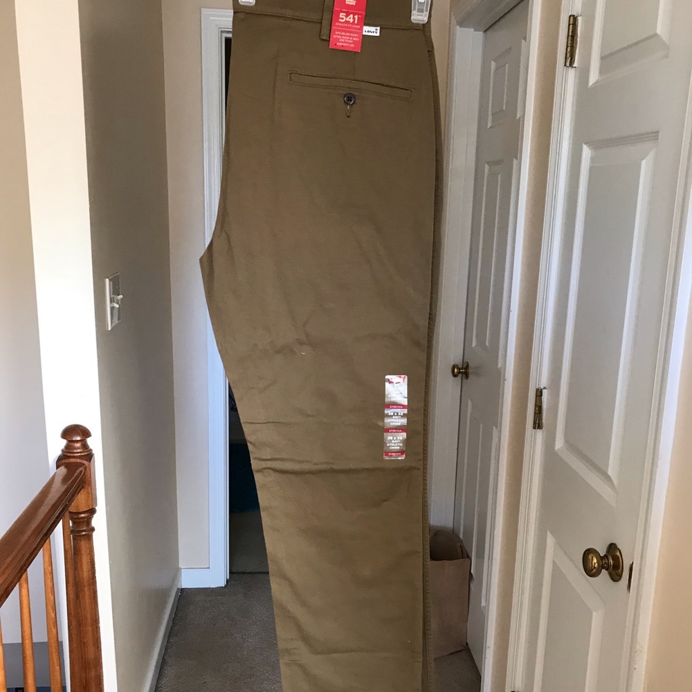 Men’s NWT Levi’s 541 khaki chino pants